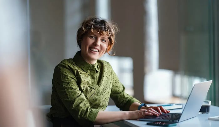Kvinde arbejder med digital signering på sin computer