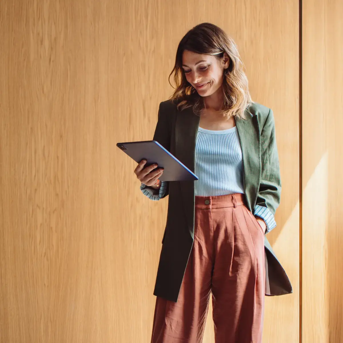 twoday-women-standing-with-tablet-1200x1200-01