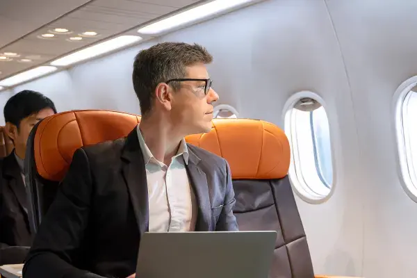 airplane-computer-work-600x400