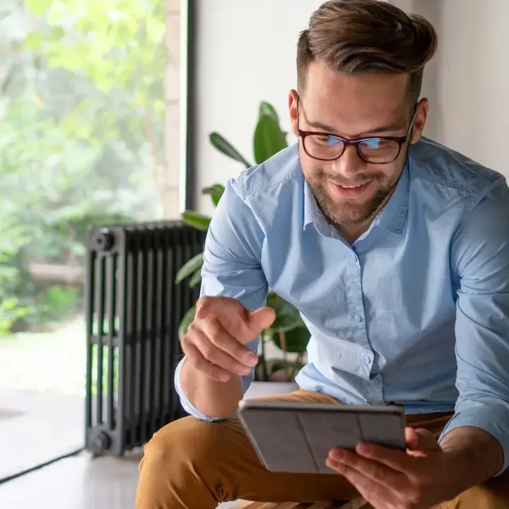 man-sitting-with-tablet-720x720-01