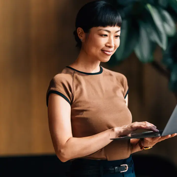 twoday-women-standing-with-labtop-720x720-01